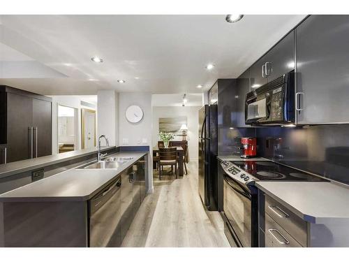 1505-188 15 Avenue Sw, Calgary, AB - Indoor Photo Showing Kitchen With Double Sink With Upgraded Kitchen