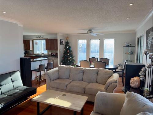 11305 85 Street Se, Calgary, AB - Indoor Photo Showing Living Room