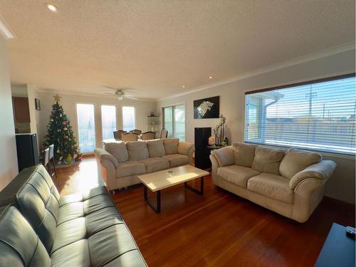 11305 85 Street Se, Calgary, AB - Indoor Photo Showing Living Room