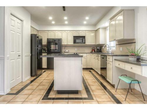 9-5790 Patina Drive Sw, Calgary, AB - Indoor Photo Showing Kitchen