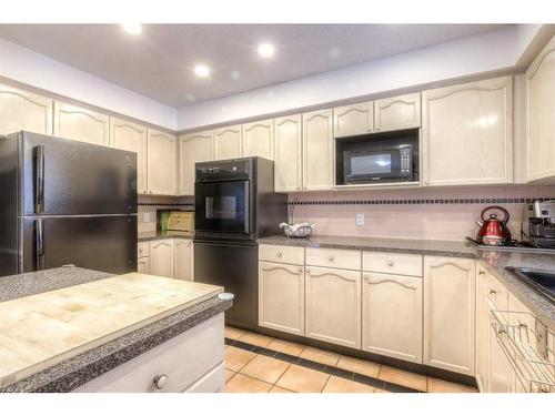 9-5790 Patina Drive Sw, Calgary, AB - Indoor Photo Showing Kitchen