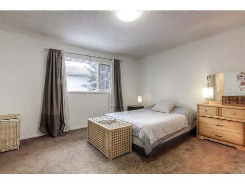 9-5790 Patina Drive Sw, Calgary, AB - Indoor Photo Showing Bedroom