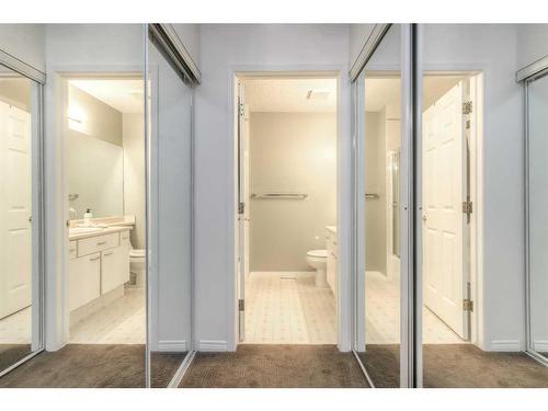 9-5790 Patina Drive Sw, Calgary, AB - Indoor Photo Showing Bathroom