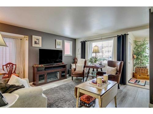 45 Elma Street West, Okotoks, AB - Indoor Photo Showing Living Room