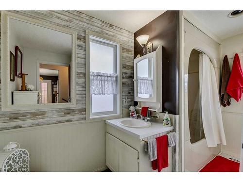 45 Elma Street West, Okotoks, AB - Indoor Photo Showing Bathroom