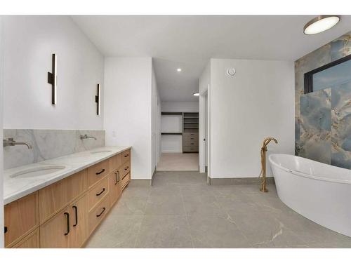 3511 34 Avenue Sw, Calgary, AB - Indoor Photo Showing Bathroom