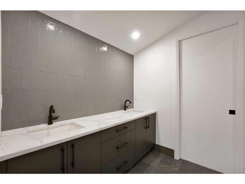 3511 34 Avenue Sw, Calgary, AB - Indoor Photo Showing Bathroom