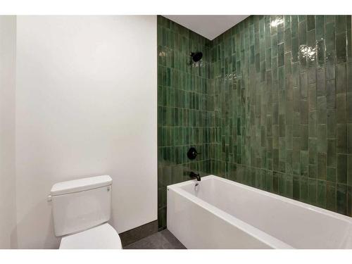 3511 34 Avenue Sw, Calgary, AB - Indoor Photo Showing Bathroom