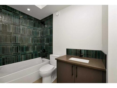 3511 34 Avenue Sw, Calgary, AB - Indoor Photo Showing Bathroom