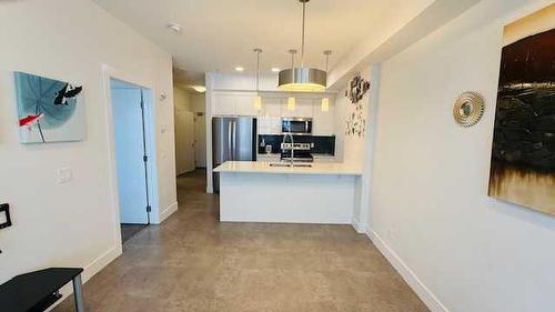 409-19621 40 Street, Calgary, AB - Indoor Photo Showing Kitchen