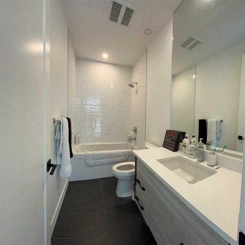 923 36A Street Nw, Calgary, AB - Indoor Photo Showing Bathroom