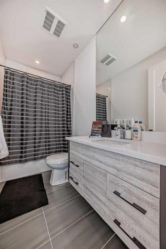 923 36A Street Nw, Calgary, AB - Indoor Photo Showing Bathroom