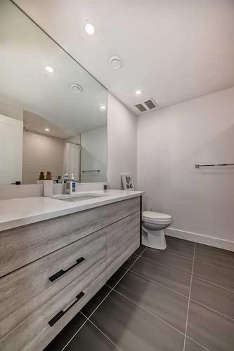 923 36A Street Nw, Calgary, AB - Indoor Photo Showing Bathroom