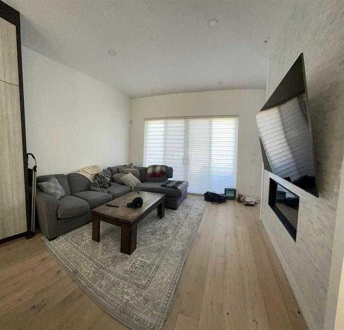 923 36A Street Nw, Calgary, AB - Indoor Photo Showing Living Room