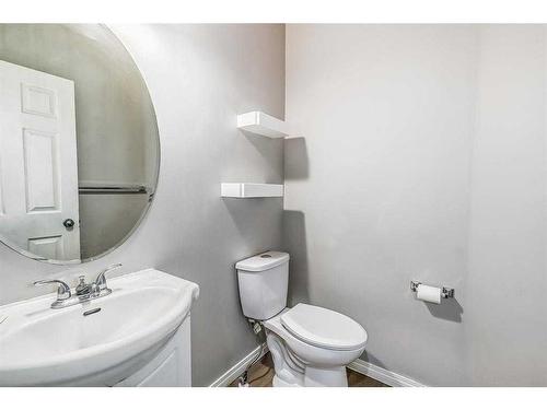 150 Saddlecrest Crescent, Calgary, AB - Indoor Photo Showing Bathroom