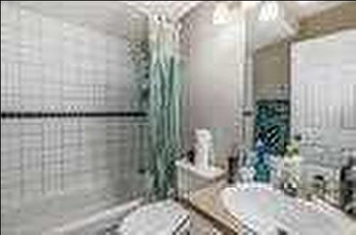 150 Saddlecrest Crescent, Calgary, AB - Indoor Photo Showing Bathroom