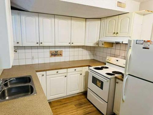 150 Saddlecrest Crescent, Calgary, AB - Indoor Photo Showing Kitchen With Double Sink