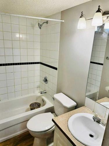 150 Saddlecrest Crescent, Calgary, AB - Indoor Photo Showing Bathroom