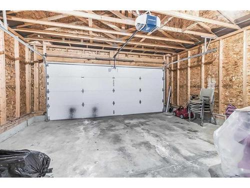 150 Saddlecrest Crescent, Calgary, AB - Indoor Photo Showing Garage