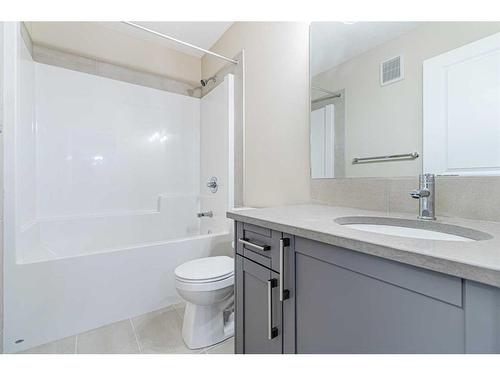 460 Sora Boulevard Se, Calgary, AB - Indoor Photo Showing Bathroom