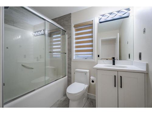 254 Discovery Ridge Way Sw, Calgary, AB - Indoor Photo Showing Bathroom