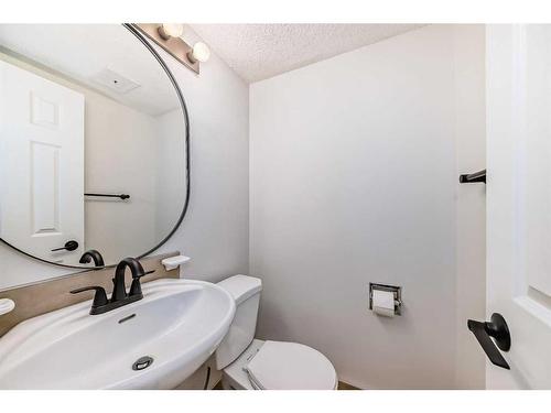 32-4531 7 Avenue Se, Calgary, AB - Indoor Photo Showing Bathroom