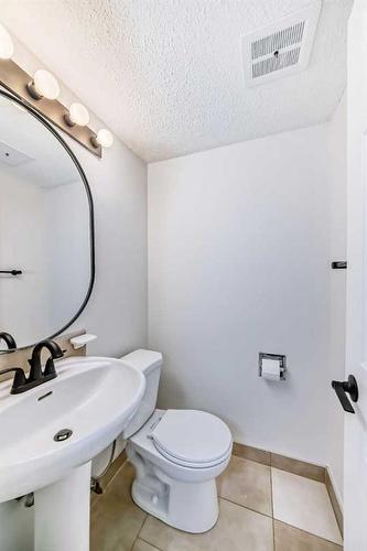 32-4531 7 Avenue Se, Calgary, AB - Indoor Photo Showing Bathroom