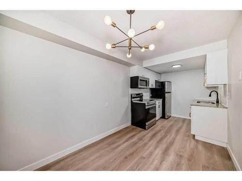 32-4531 7 Avenue Se, Calgary, AB - Indoor Photo Showing Kitchen