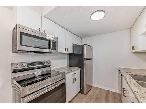 32-4531 7 Avenue Se, Calgary, AB - Indoor Photo Showing Kitchen With Double Sink