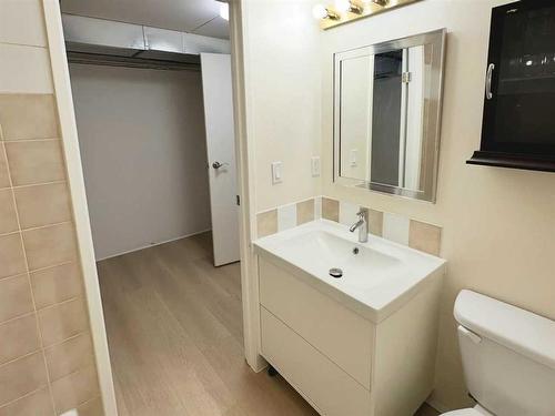 203 Cedarwood Road Sw, Calgary, AB - Indoor Photo Showing Bathroom