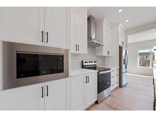 718 Bayview Hill Sw, Airdrie, AB - Indoor Photo Showing Kitchen With Upgraded Kitchen