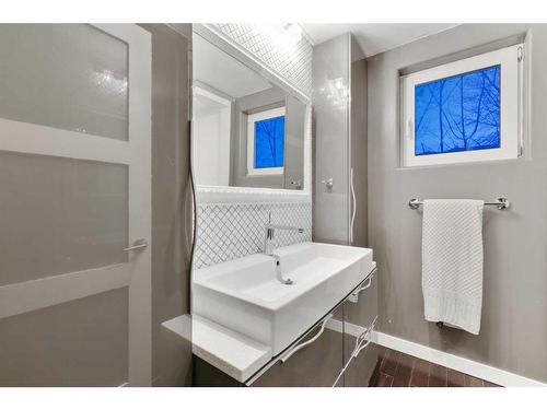 1918 17 Avenue Sw, Calgary, AB - Indoor Photo Showing Bathroom