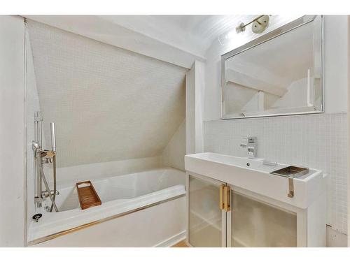 1918 17 Avenue Sw, Calgary, AB - Indoor Photo Showing Bathroom