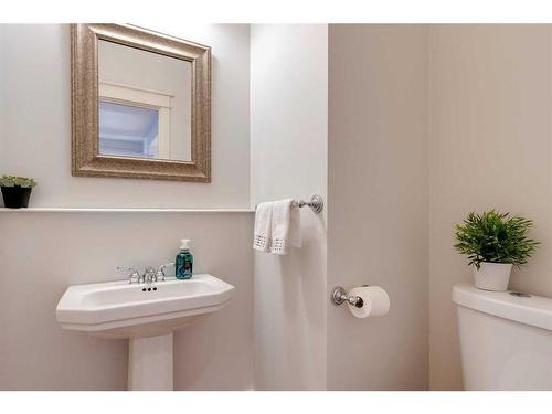 3714 8 Avenue Nw, Calgary, AB - Indoor Photo Showing Bathroom