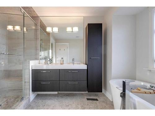 3714 8 Avenue Nw, Calgary, AB - Indoor Photo Showing Bathroom