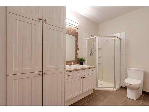 3714 8 Avenue Nw, Calgary, AB - Indoor Photo Showing Bathroom