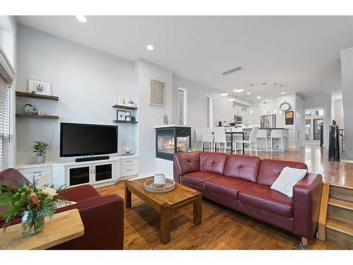 917 19 Avenue Nw, Calgary, AB - Indoor Photo Showing Living Room