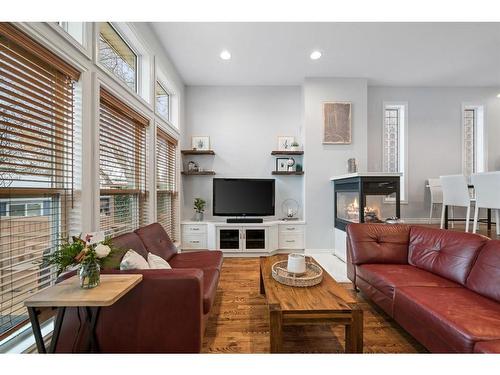 917 19 Avenue Nw, Calgary, AB - Indoor Photo Showing Living Room