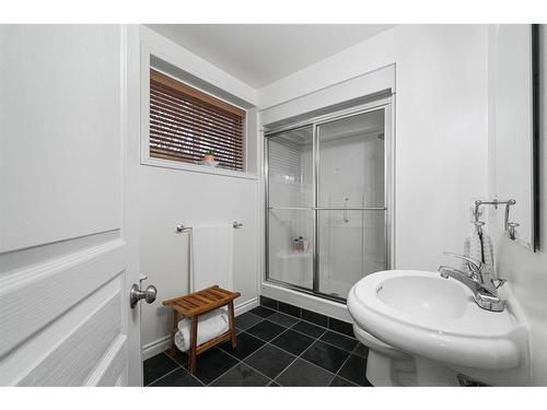 917 19 Avenue Nw, Calgary, AB - Indoor Photo Showing Bathroom