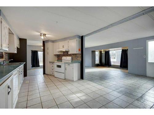 806 Bayview Road, Strathmore, AB - Indoor Photo Showing Kitchen