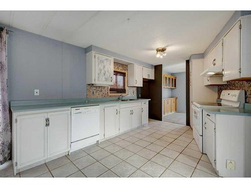 806 Bayview Road, Strathmore, AB - Indoor Photo Showing Kitchen