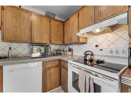 3644 Dover Ridge Drive Se, Calgary, AB - Indoor Photo Showing Kitchen