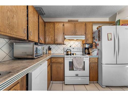 3644 Dover Ridge Drive Se, Calgary, AB - Indoor Photo Showing Kitchen