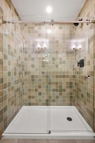 207-8235 8 Avenue Sw, Calgary, AB - Indoor Photo Showing Bathroom