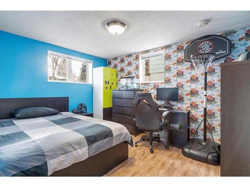 1132 Lake Sylvan Place Se, Calgary, AB - Indoor Photo Showing Bedroom