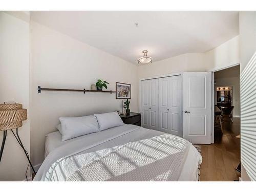 305-328 21 Avenue Sw, Calgary, AB - Indoor Photo Showing Bedroom