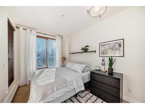 305-328 21 Avenue Sw, Calgary, AB - Indoor Photo Showing Bedroom