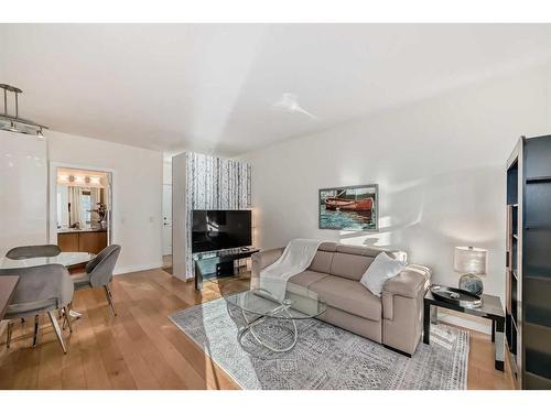 305-328 21 Avenue Sw, Calgary, AB - Indoor Photo Showing Living Room