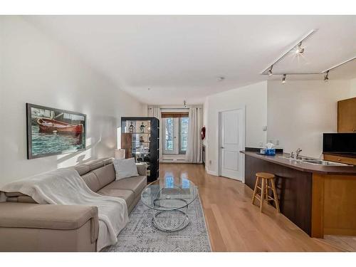 305-328 21 Avenue Sw, Calgary, AB - Indoor Photo Showing Living Room