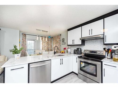 71 Hidden Creek Rise Nw, Calgary, AB - Indoor Photo Showing Kitchen